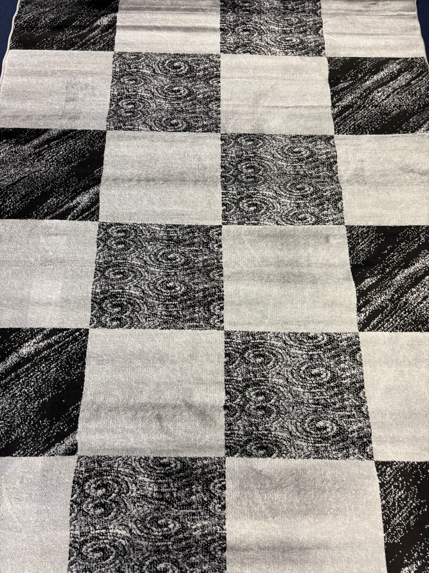 Monochrome Checkered Pattern Rug – Black & White Contemporary Carpet