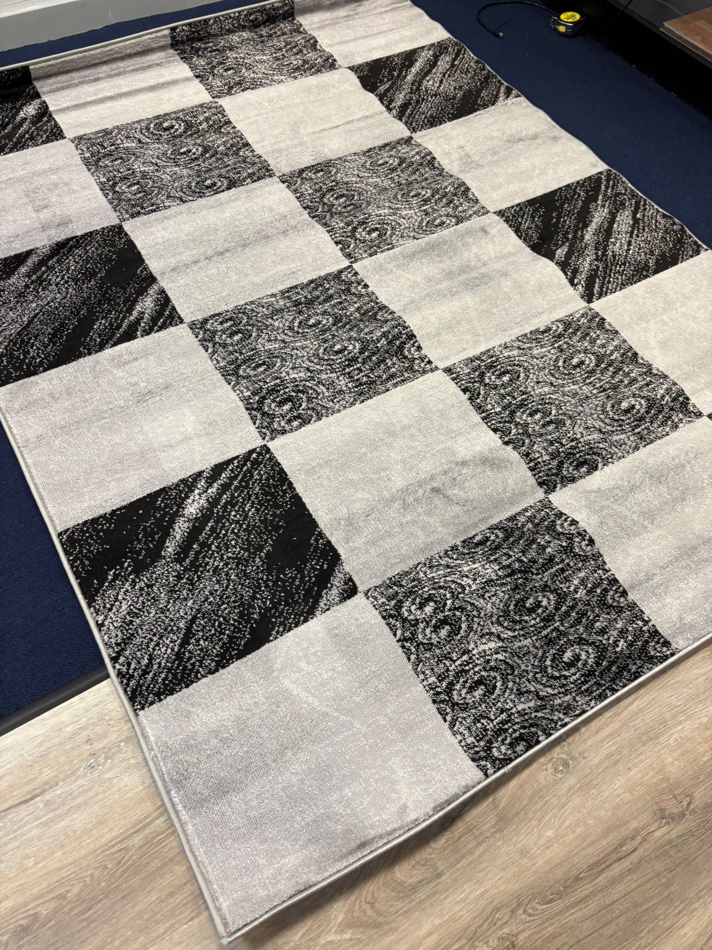 Monochrome Checkered Pattern Rug – Black & White Contemporary Carpet