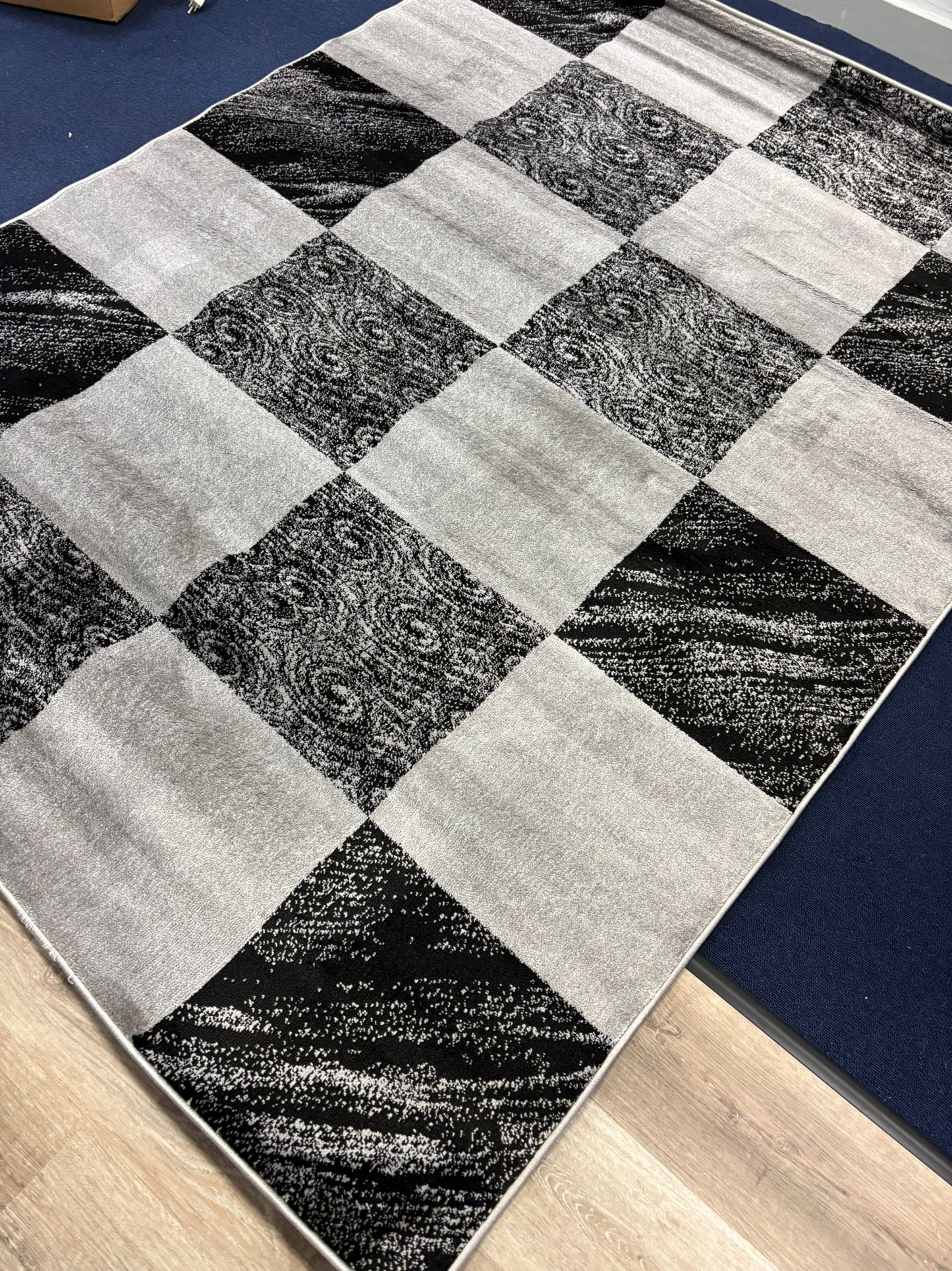 Monochrome Checkered Pattern Rug – Black & White Contemporary Carpet