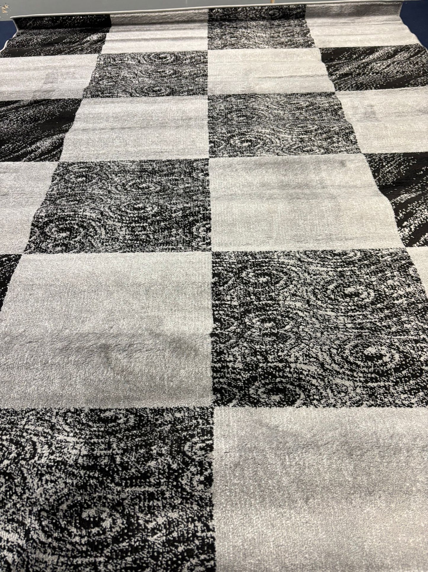 Monochrome Checkered Pattern Rug – Black & White Contemporary Carpet