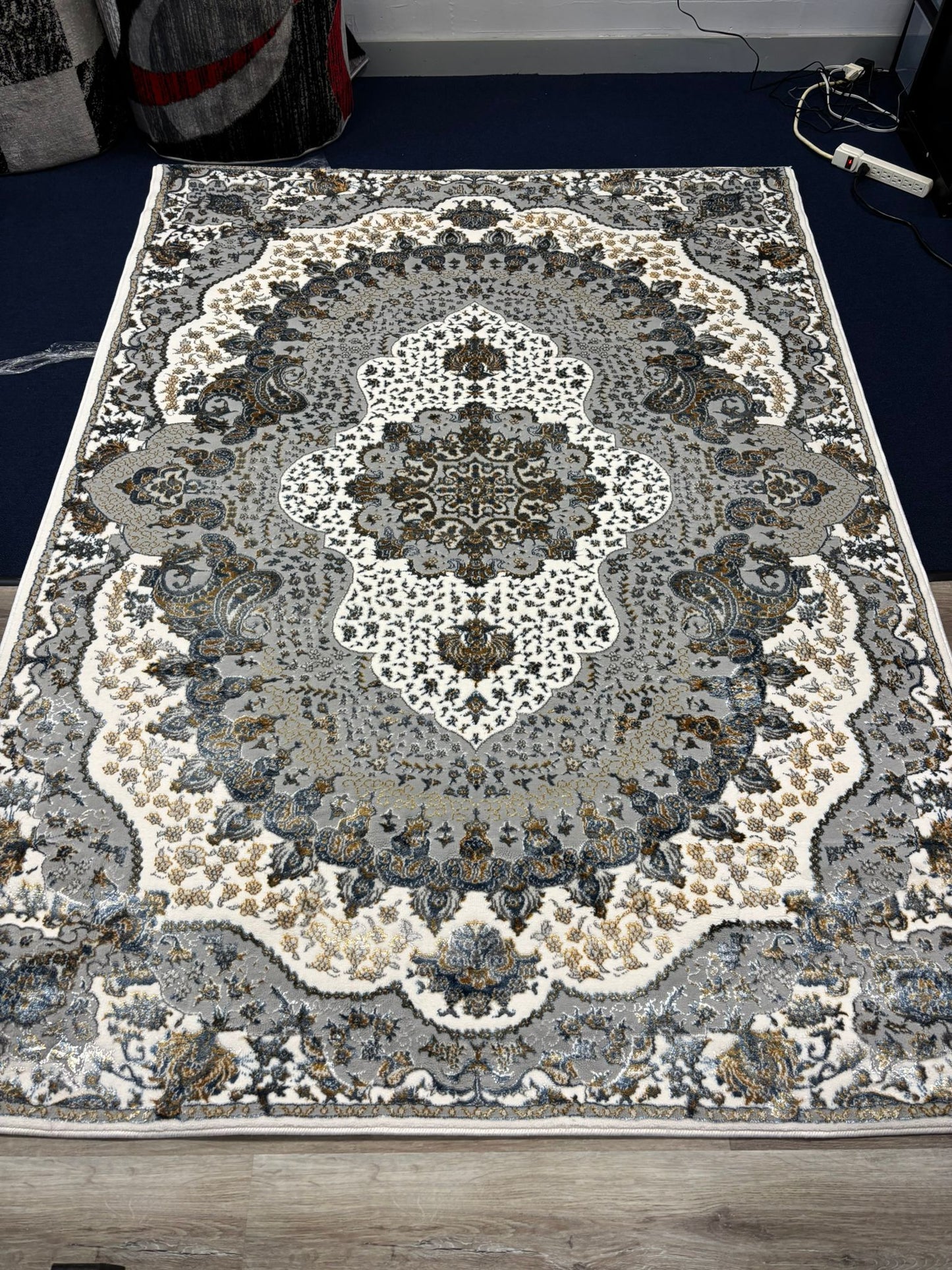 Persian Medallion Rug in Grey, Ivory & Gold – Classic Traditional Area Rug | Luxury Look