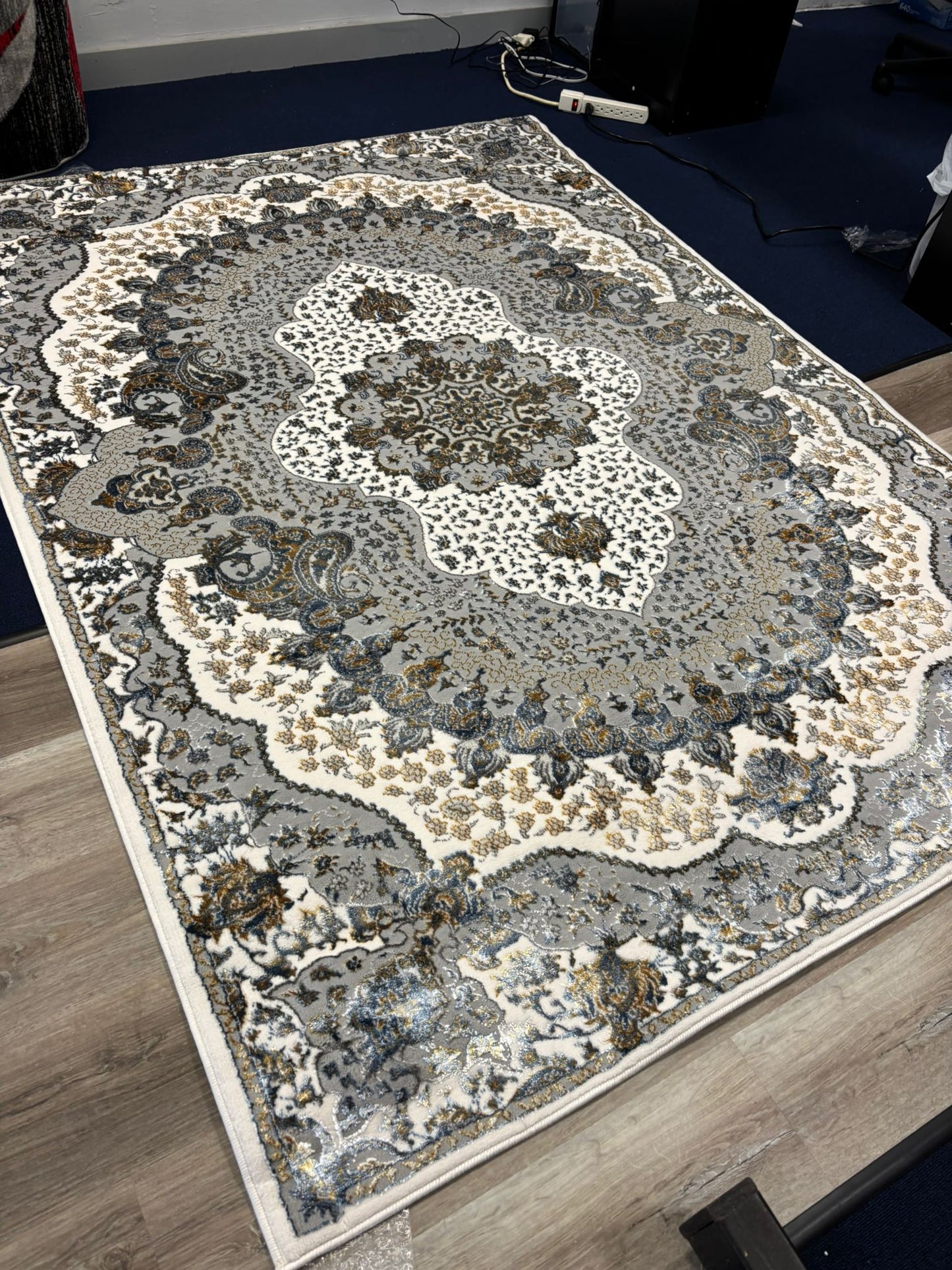 Persian Medallion Rug in Grey, Ivory & Gold – Classic Traditional Area Rug | Luxury Look
