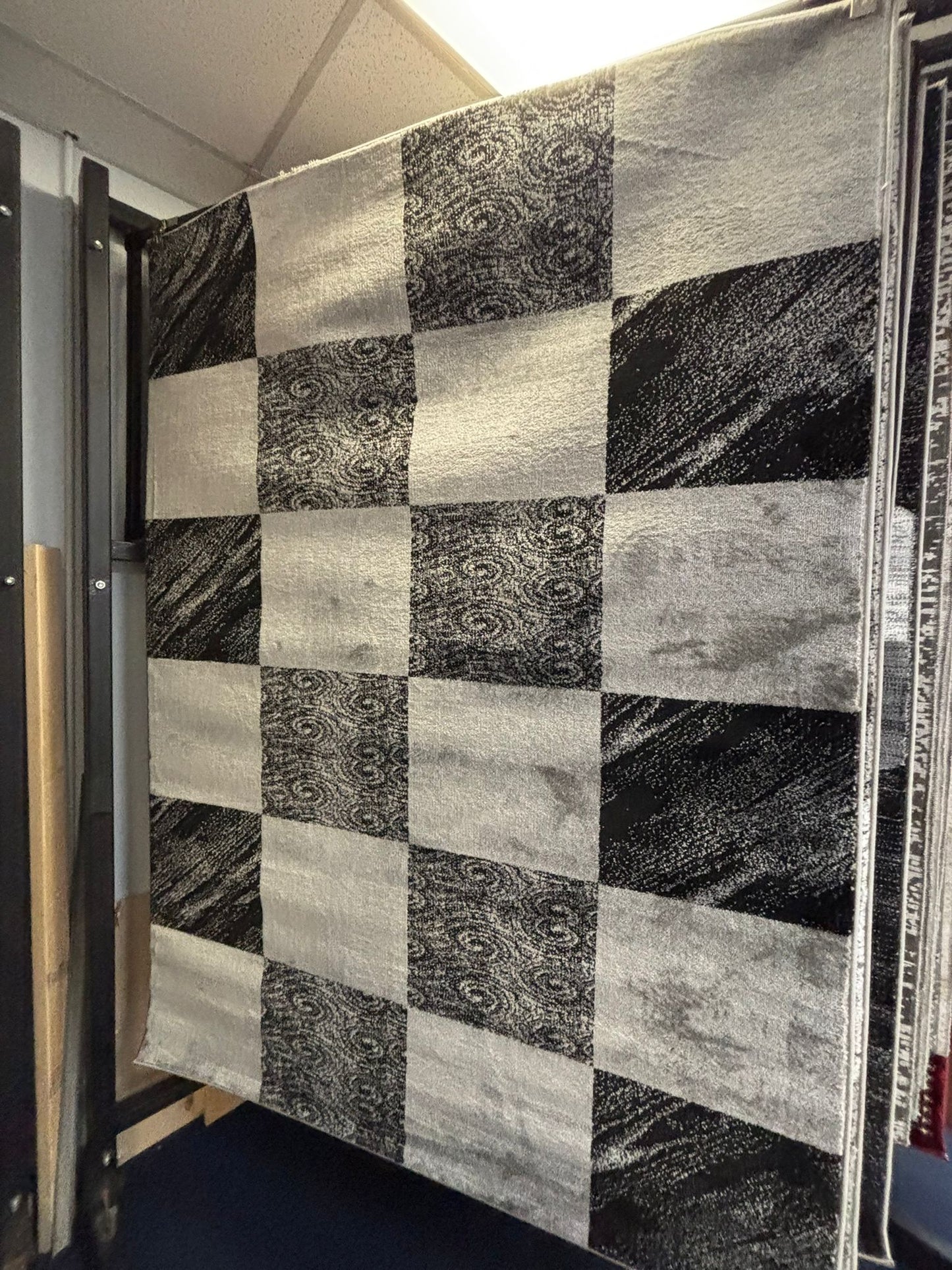 Monochrome Checkered Pattern Rug – Black & White Contemporary Carpet